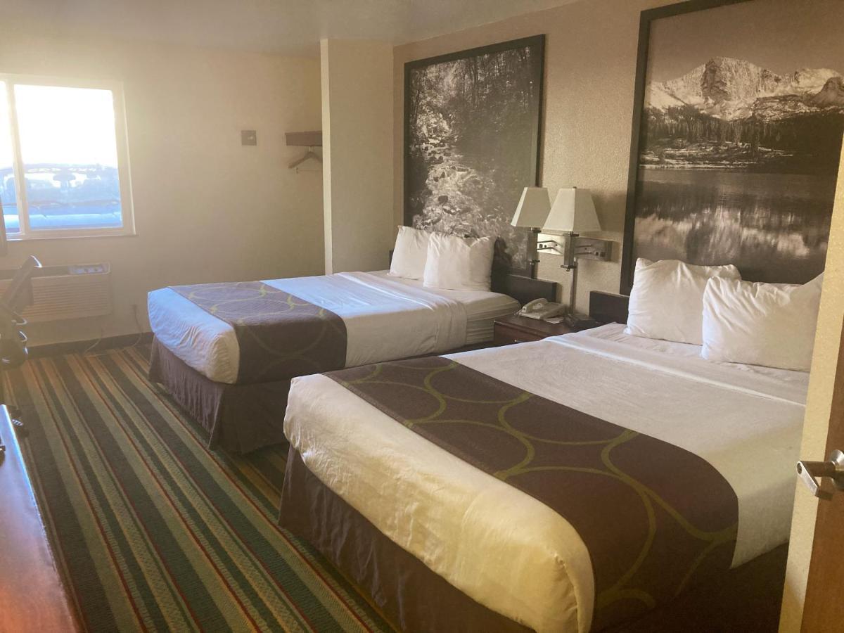 Super 8 By Wyndham Windsor Hotel Exterior photo